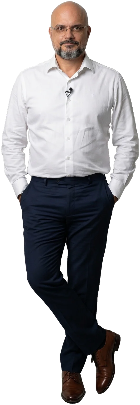 Leonardo Chaves em pé, de camisa branca e calça azul-marinho, com as mãos nos bolsos