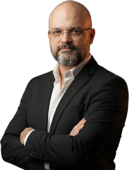 Leonardo Chaves, de terno escuro e braços cruzados.